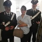 Perde in aeroporto il portafogli con seimila euro, i carabinieri glielo ritrovano: «Erano i suoi risparmi»