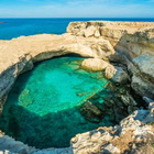 Puglia, la spettacolare piscina naturale: il tuffo da un'altezza di circa 5 metri