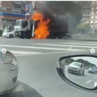 Ama, camion a fuoco sulla Tuscolana a Roma: fumo denso costringe i residenti a chiudersi in casa