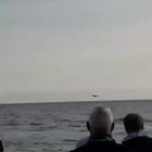 Terracina, caccia cade in mare durante l'esibizione: terrore in diretta
