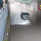 Maltempo, auto finisce sott'acqua nel sottopasso: donna salva per miracolo FOTO