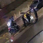 Napoli, rider picchiato e rapinato dello scooter: il raid filmato dai residenti della zona