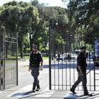 Roma, violenta e rapina una donna mentre torna a casa a Colle Oppio: arrestato un africano
