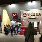 Incidente alla metro Spagna, passeggero incastrato tra il treno e il muro della galleria: è in codice rosso