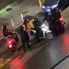 Napoli, video su Facebook: rider picchiato per rubargli motorino