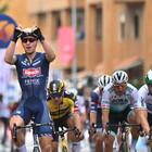 Giro d'Italia, a Novara vince Tim Merlier nel nome di Wouter Weylandt