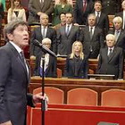 Morandi canta l'inno di Mameli al Senato alla presenza di Mattarella, Meloni e La Russa