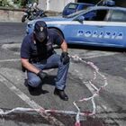 Napoli, uomo di 56 anni ucciso "per gioco". L'ipotesi choc: «Un colpo in testa per provare la pistola»