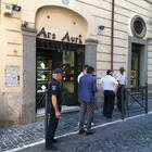 Roma: rapina choc in gioielleria, vigilessa insegue bandito: lui le punta pistola alla testa per fuggire