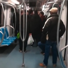 Caos Roma-Lido, il trenino si blocca: passeggeri costretti a tornare a piedi in stazione lungo i binari