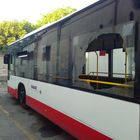 Taranto, terrore sul bus di linea: lancio di pietre, esplodono i finestrini: un ferito