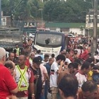 Bus travolge la processione di Pasqua, 4 morti tra la folla. L'autista fugge dopo l'incidente