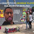 Il volto di George Floyd dipinto sul vecchio muro di Berlino