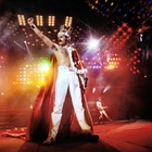 Freddie Mercury, collezione privata all'asta: anche il mantello rosso e la corona di God Save The Queen