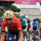Troppe buche a Roma, l'ultima tappa del Giro d'Italia neutralizzata dopo le proteste dei ciclisti