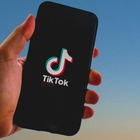 TikTok, video live solo per i maggiorenni: dal 23 novembre i 16enni non potranno più fare dirette