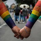 Fregene, coppia gay si bacia davanti allo stabilimento della Marina militare: cacciati