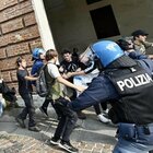 Torino, corteo contro Giorgia Meloni: scontri tra polizia e manifestanti. Manganellate e lanci di uova