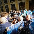 Il vicepremier leghista a Napoli, scontri al sit-in dei centri sociali