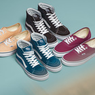 Sneakers d'estate, dal fluo all'arcobaleno ecco tutti i (coloratissimi) modelli di tendenza Sneakers d'estate, dal fluo all'arcobaleno ecco tutti i (coloratissimi) modelli di tendenza