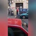 Roma, butta materasso in strada in pieno giorno: Virginia Raggi pubblica il video dello "zozzone"