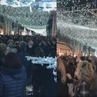 Riccione, folla e assembramenti per l'accensione delle luci di Natale. È polemica, Bonaccini: «Così rischiamo di tornare in zona arancione»
