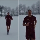 Milan, Ibrahimovic corre (a maniche corte) sulla neve: «Prova a fermarmi»
