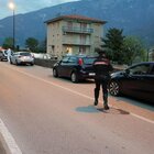 Si scaglia contro i carabinieri con un'accetta dopo l'inseguimento: ucciso a colpi di pistola
