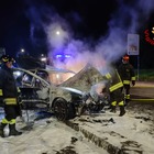 Scontro frontale nella notte, auto va a fuoco: un morto e due feriti. Giovane arrestato, guidava ubriaco