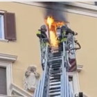 Roma, paura a Prati: incendio in un appartamento, evacuato un intero palazzo