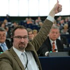 Orgia a Bruxelles tra 25 persone, anche l'eurodeputato: «Ha tentato di fuggire da una grondaia»