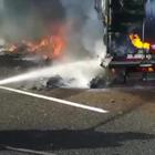 Inferno sull'A1, due tir prendono fuoco: un morto, code chilometriche