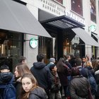 Milano, code per apertura del nuovo Starbucks 