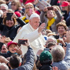 Papa Francesco abbraccia ex prostitute e transessuali all'udienza giubilare