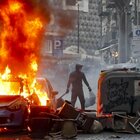 Napoli, guerriglia con i tifosi tedeschi: incendiata un'auto della polizia, terrore tra i commercianti del centro
