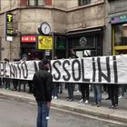 «Onore a Mussolini», lo striscione neofascista degli ultrà della Lazio a Milano