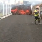 Vulcano Canarie, la lava lungo le strade di La Palma