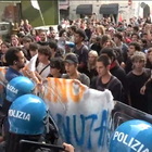 Torino, scontri al corteo contro Giorgia Meloni: le cariche della polizia