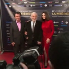 Jean-Paul Belmondo con Monica Bellucci sul palco dei "Lumières" a Parigi