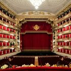 Paura alla Scala di Milano, cade un telefonino dal palco sul pubblico in platea: «Ti denuncio»