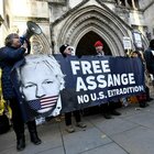 Ictus in carcere per Assange, la compagna: «Liberatelo adesso»
