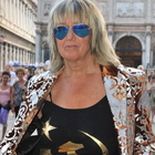 Morta a Venezia la stilista Fiorella Mancini: l'atelier in campo Santo Stefano e i suoi capi amati da Elton John