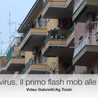 Flash Mob ore 18, gli italiani si affacciano alla finestra e cantano. E poi scoppia l'applauso. ROMA