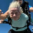 Nonnina di 104 anni si lancia con il paracadute da 4.100 metri: «È stato meraviglioso». Il video incredibile