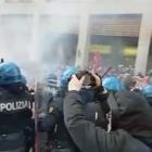 Milano, scontri in pieno centro tra antagonisti e polizia al corteo contro CasaPound