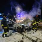 Incidente frontale nella notte: un morto, due feriti. Automobilisti di passaggio tirano fuori due persone dalla macchina in fiamme