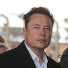 Tesla, robotaxi in arrivo: Elon Musk annuncia le auto a guida autonoma entro agosto. «Sembrerà strano che gli umani guidino»