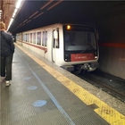 Metro A Roma, donna sviene e cade sui binari: paura alla stazione Vittorio Emanuele. Il treno si ferma in tempo