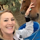 Incendio a Cefalù, Maria David morta a 42 anni per salvare i suoi cavalli. Fiamme attorno all'hotel, 700 turisti evacuati