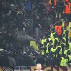  Cori anti-Lazio durante il 1' di silenzio per il Chapè
